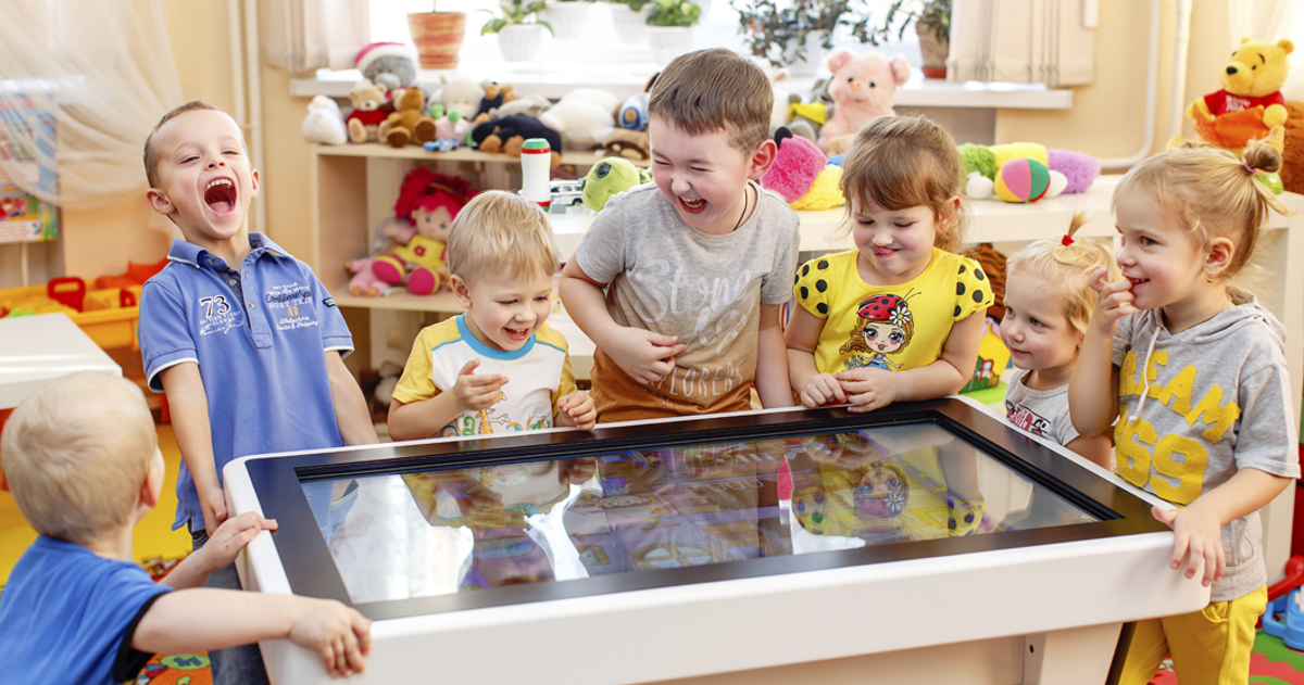 Інтерактивний дитячий стіл