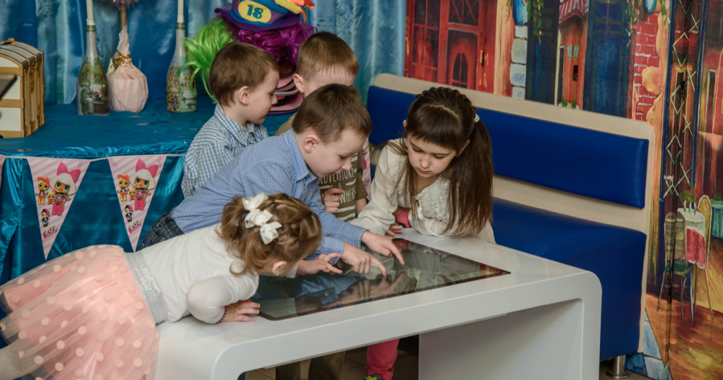 Дитячий інтерактивний стіл